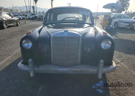 1959 Mercedes Benz 260 z USA, uszkodzony, nr VIN A128010109501710